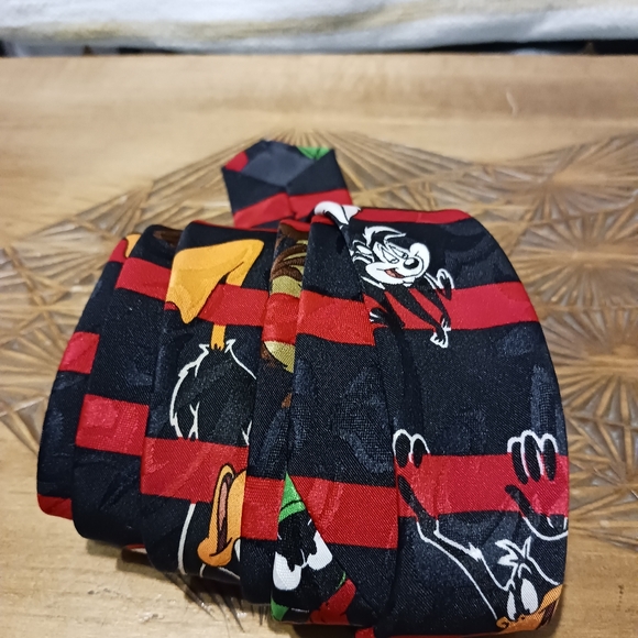 Looney Tunes Mania 1995- The Gangs All Here- Men's  Polyester Tie- RARE-Limited - Picture 6 of 7